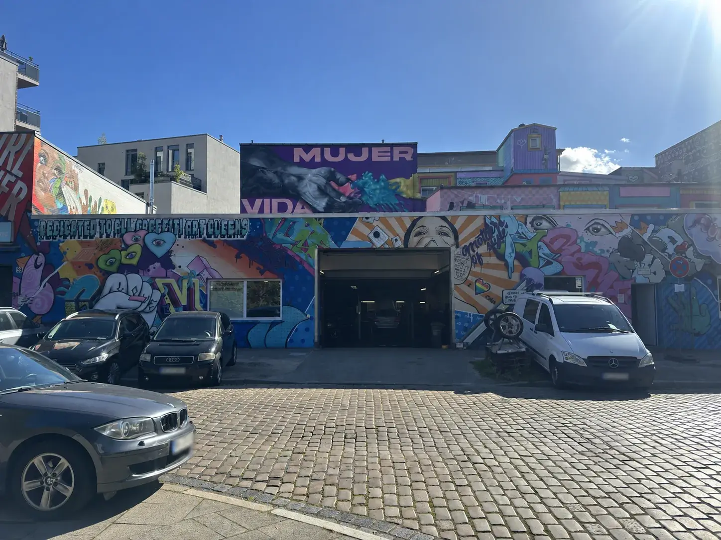 Graffiti-Fassade des Altonaer Reifendienstes mit geöffnetem Garagentor in Hamburg-Altona